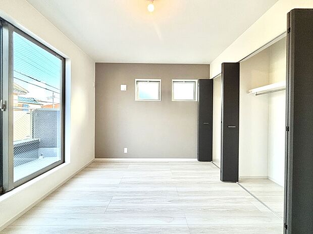 バルコニーが開放感をプラスしてくれる洋室  