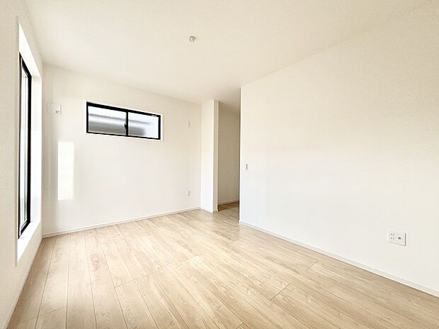 ウォークインクローゼットがあるお部屋！季節ごとの入れ替えも不要で便利です。 