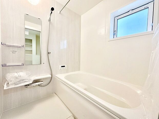 一日の疲れを癒してくれる明るい清潔感のあるバスルーム