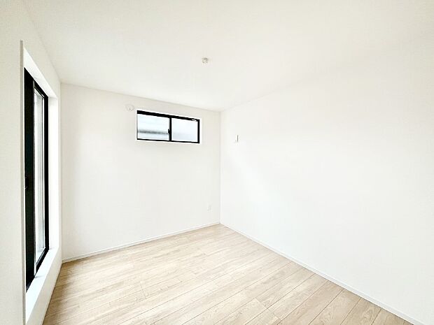 明るいバルコニーサイドに洋室を設置。目覚めの良い寝室に。 