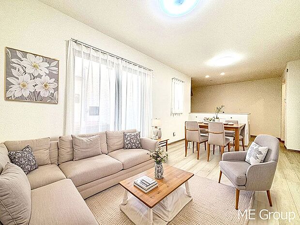 ご家族の賑やかな話し声で包まれる明るいリビング  ※家具はCGです