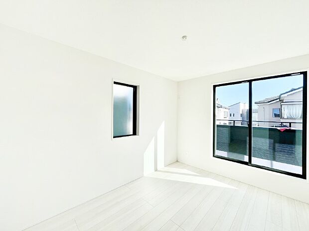 明るいバルコニーサイドに洋室を設置。目覚めの良い寝室に。 