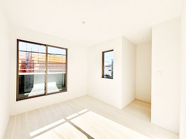 バルコニーが明るさと開放感を演出!朝スッキリと目覚められそうですね。