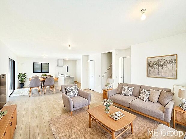 落ち着いた雰囲気のLDKは家族みんなの快適空間※家具はCGです