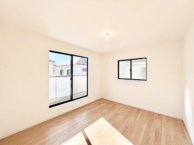 バルコニーが開放感をプラスしてくれる洋室