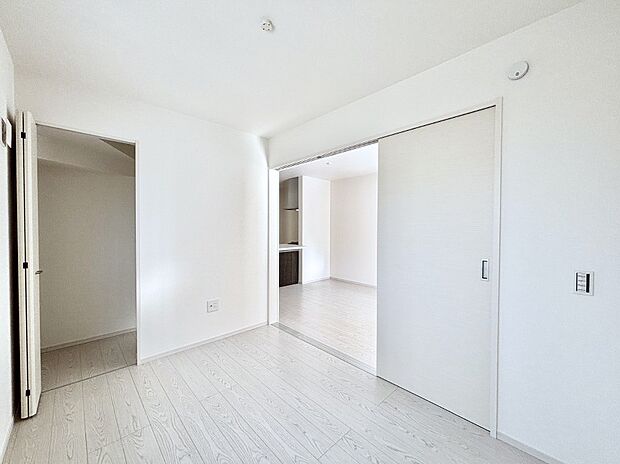 リビングの隣にある洋室。扉を開放して広く利用することも可能です。