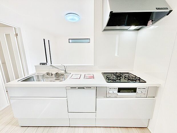 システムキッチンはシンプルでスッキリした飽きの来ないデザインなので永く使えそう!