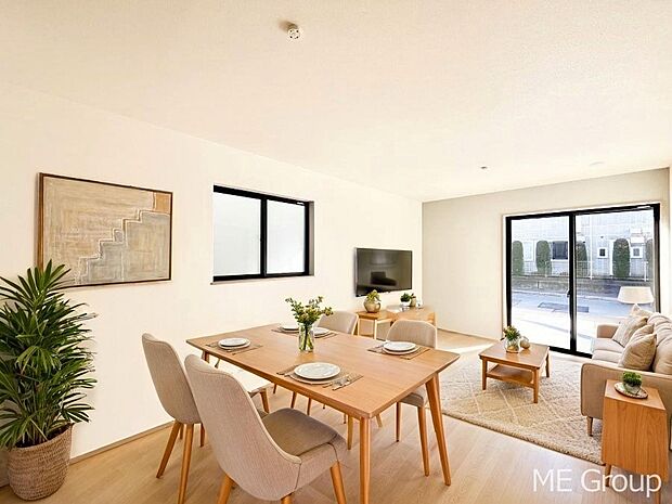 ご家族の賑やかな話し声で包まれる明るいリビング  ※家具はCGです