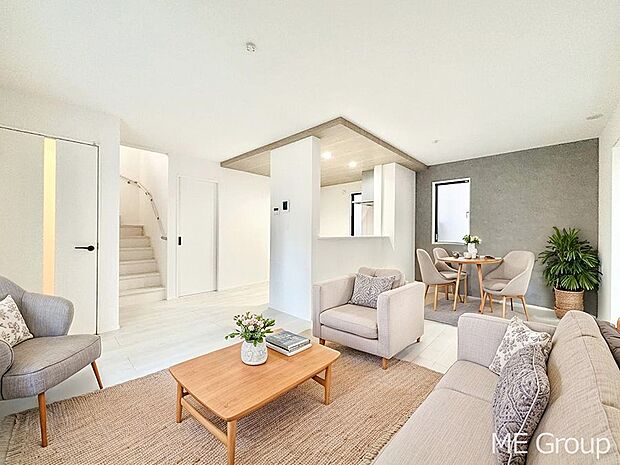 ご家族の賑やかな話し声で包まれる明るいリビング ※家具はCGです