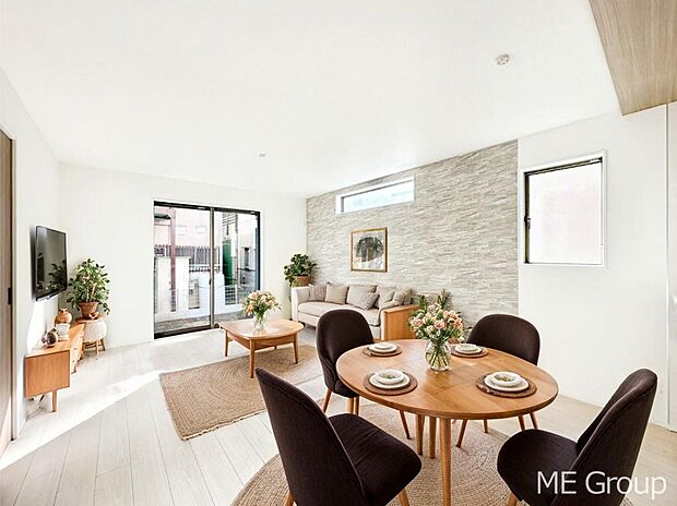 ご家族の賑やかな話し声で包まれる明るいリビング  ※家具はCGです