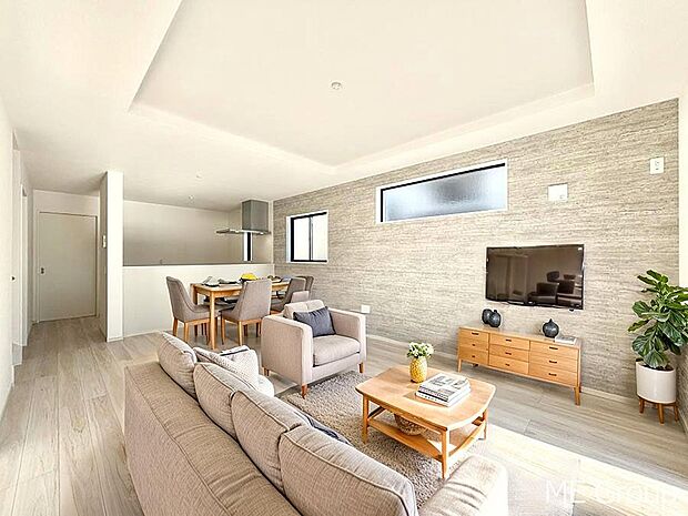 ご家族の賑やかな話し声で包まれる明るいリビング  ※家具はCGです