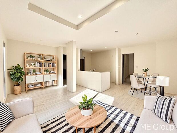 家族の和やかな会話が聞こえてきそう。開放感のあるリビングです。※家具はCGです  