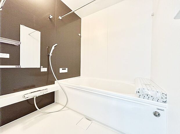 一日の疲れを癒してくれる明るい清潔感のあるバスルーム