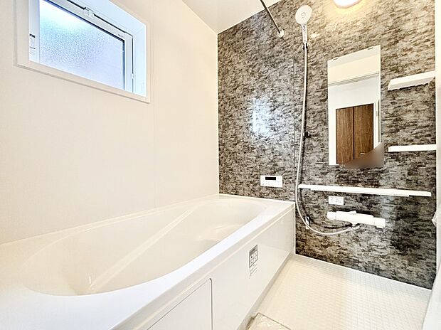 一日の疲れを癒してくれる明るい清潔感のあるバスルーム