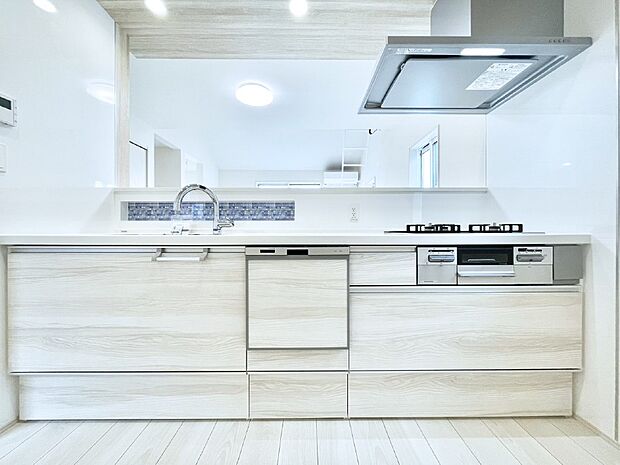 リビングを見渡せる人気のカウンターキッチン。 家族を見守りながら家事をすることができます。