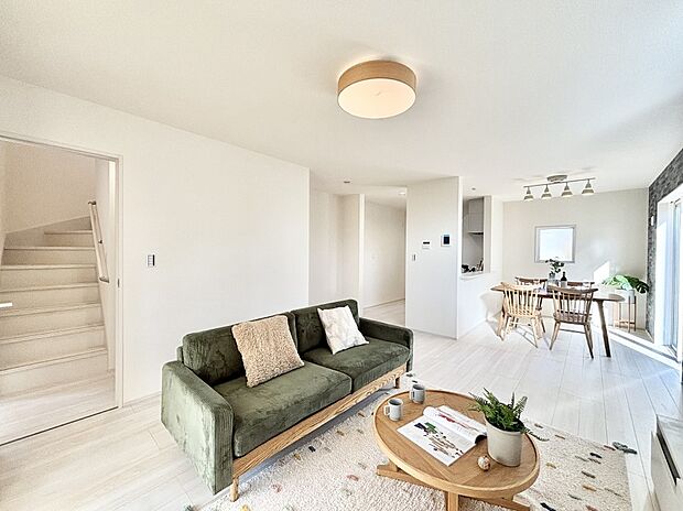 家族の和やかな会話が聞こえてきそう。開放感のあるリビングです。