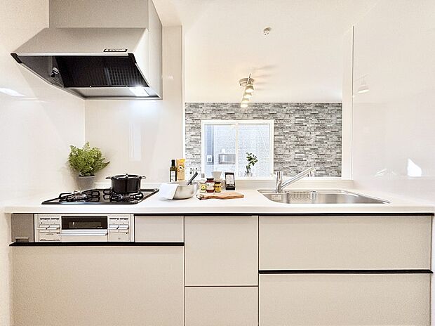 リビングを見渡せる人気のカウンターキッチン。 家族を見守りながら家事をすることができます。