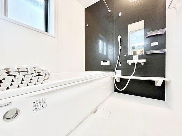 一日の疲れを癒してくれる明るい清潔感のあるバスルーム