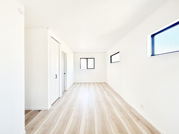 ライフスタイルに合わせて2部屋として利用できる広々とした洋室。