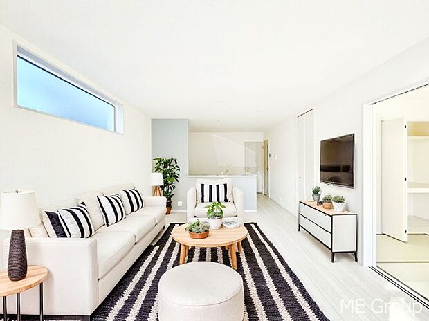 家族の和やかな会話が聞こえてきそう。開放感のあるリビングです。※家具はCGです  