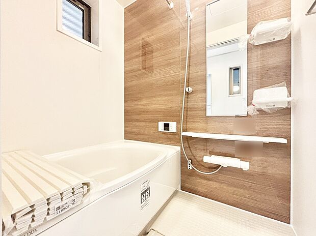 一日の疲れを癒してくれる明るい清潔感のあるバスルーム