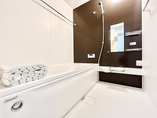 一日の疲れを癒してくれる明るい清潔感のあるバスルーム