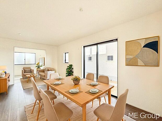 ご家族の賑やかな話し声で包まれる明るいリビング  ※家具はCGです