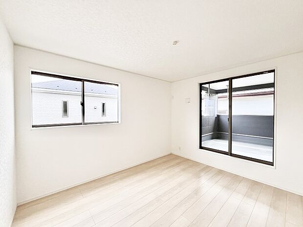 バルコニーが開放感をプラスしてくれる洋室