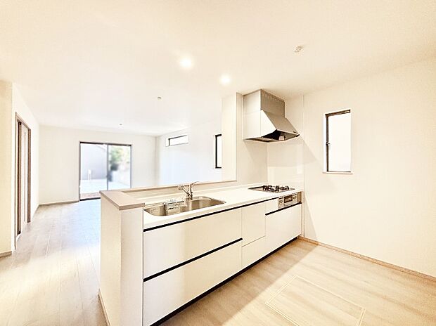 ゆとりあるキッチンではご家族と楽しくお料理ができます。パントリー付き！