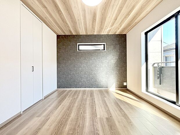 バルコニーが開放感をプラスしてくれる洋室