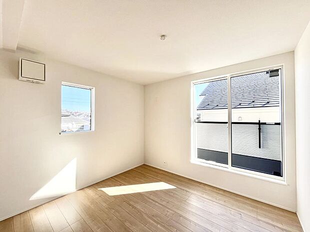 バルコニーが開放感をプラスしてくれる洋室