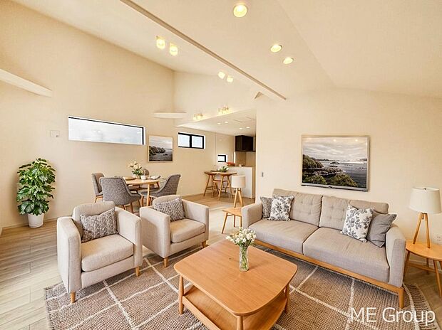 プライバシーも守れる2階リビングは明るく開放感たっぷり ※家具はCGです