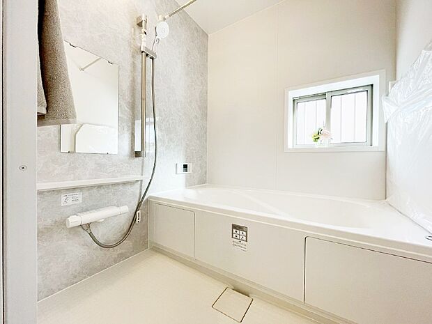 一日の疲れを癒してくれる明るい清潔感のあるバスルーム