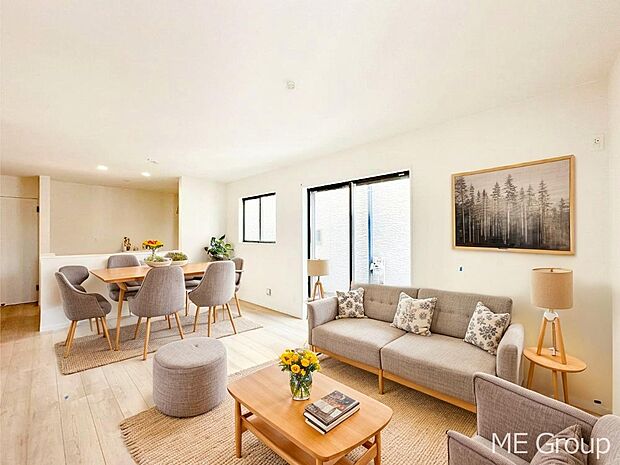 落ち着いた雰囲気のLDKは家族みんなの快適空間※家具はCGです