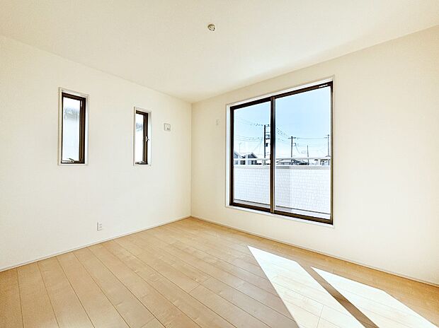 バルコニーが開放感をプラスしてくれる洋室