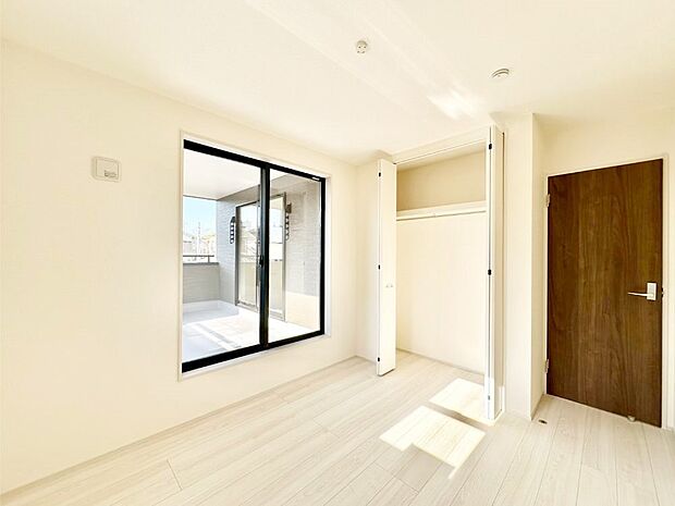 バルコニーが開放感をプラスしてくれる洋室