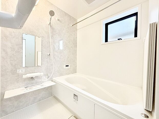 1日の疲れをリフレッシュしてくれる明るく清潔感のあるバスルーム