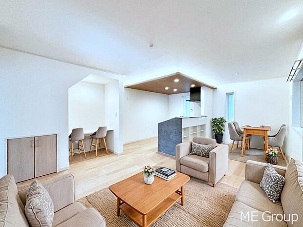 ご家族の賑やかな話し声で包まれる明るいリビング ※家具はCGです