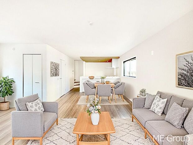 家族の和やかな会話が聞こえてきそう。開放感のあるリビングです。※家具はCGです