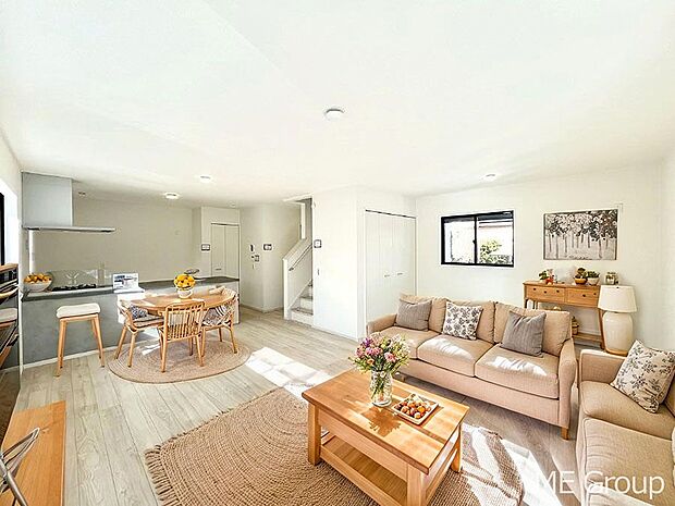 ご家族の賑やかな話し声で包まれる明るいリビング ※家具はCGです