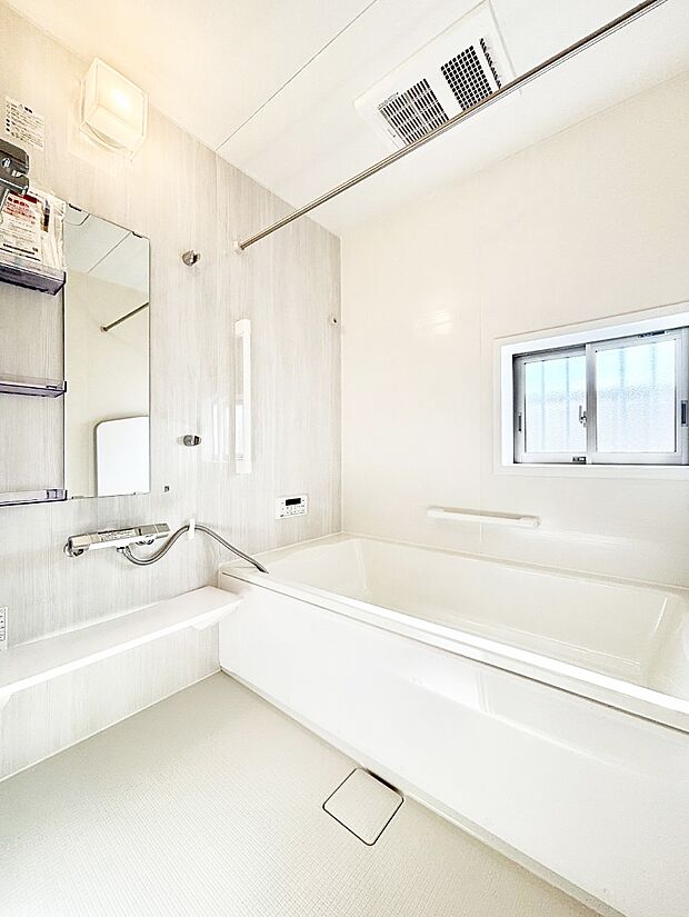 一日の疲れを癒してくれる明るい清潔感のあるバスルーム