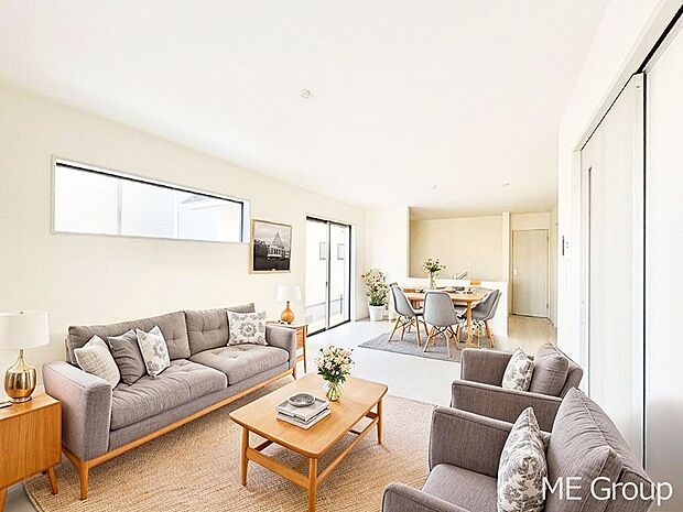 落ち着いた雰囲気のLDKは家族みんなの快適空間※家具はCGです