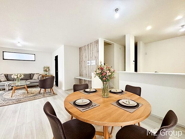 リビング学習や在宅ワークにも使えるスタディカウンター付きのリビング。※家具はCGです  