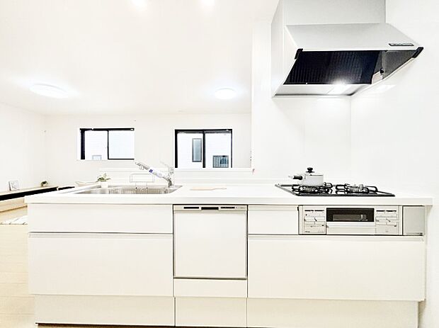 清潔感溢れるホワイトカラーを基調とした明るい対面キッチンで楽しくお料理!