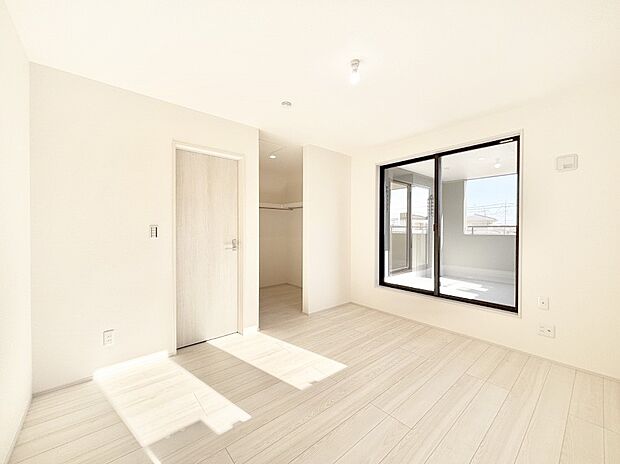 バルコニーが開放感をプラスしてくれる洋室