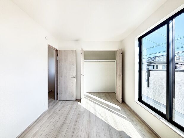 バルコニーが開放感をプラスしてくれる洋室