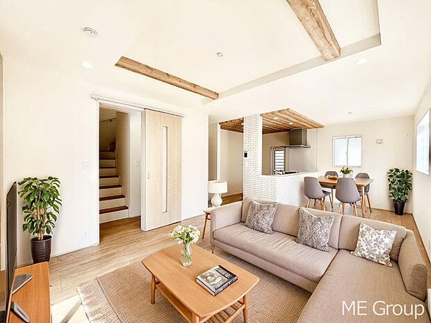 お洒落で開放感のある折り上げ天井を採用したリビング※家具はCGです