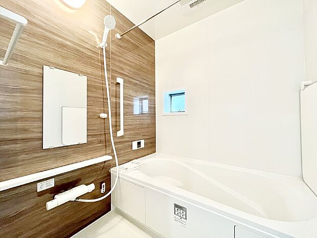 一日の疲れを癒してくれる明るい清潔感のあるバスルーム