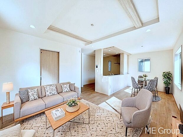 ご家族の賑やかな話し声で包まれる明るいリビング ※家具はCGです