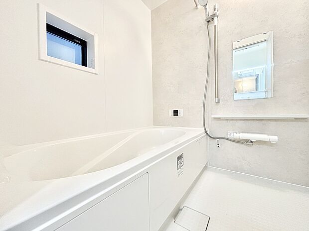 一日の疲れを癒してくれる明るい清潔感のあるバスルーム